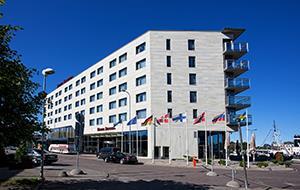 Saapuminen hotellille Tallinnassa Ryhmänjohtajat käyvät noutamassa yhdessä kuljettajan kanssa huoneiden avaimet ja tulevat jakamaan ne ryhmäläisille bussiin.