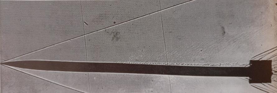 41 Kuva 22. 3,5-kertaisella äänennopeudella liikkuvan ammuksen aiheuttama iskuaalto shadowgraph-kuvassa (Settles 2001, s. 224).
