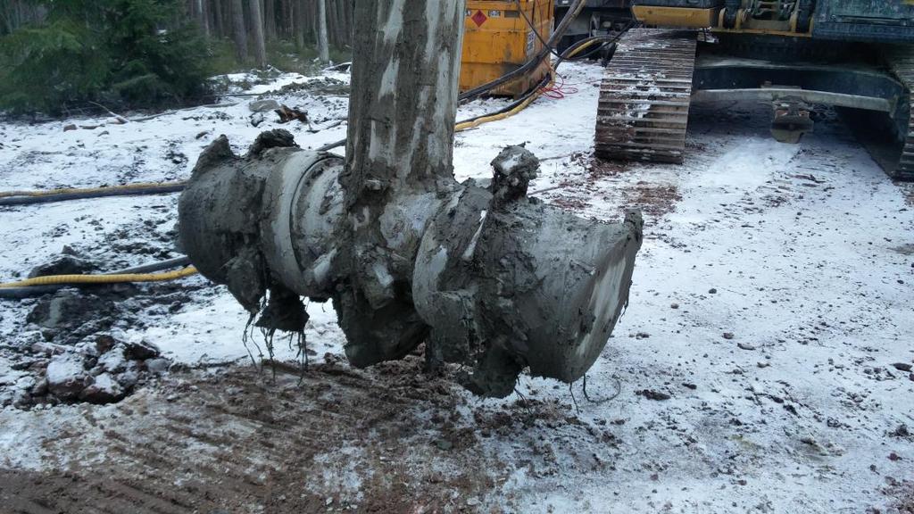 Ohjausyksikön kautta voidaan säädellä esimerkiksi ilmamäärää, sideainevirtausta ja rumpujen pyörimisnopeutta. [3, s.9.