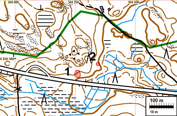 9 d) Tervahauta N 6836437 E 304262 Rännihauta-tyyppinen. Pitkänomainen kaivanto, pituus 3 m, leveys yläreunoista 0,8 m, syvyys 0,5 m, pohjalle kapeneva.