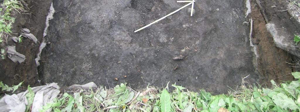 Ainoa tunnistettava historiallisen ajan löytö kerroksesta 4/5 oli poistettuihin löytöihin luetteloitu tiilenpala (voimakkaanpunaiseksi palanut sekoitteellisen saven kappale).