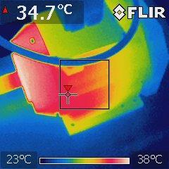 49 Kuten kuvasta (Kuva 13) nähdään, moottori lämpenee kuormattomana normaalisti, joskin laakerien lähettyvillä voidaan havaita korkeampia, muttei haitallisia lämpötiloja.