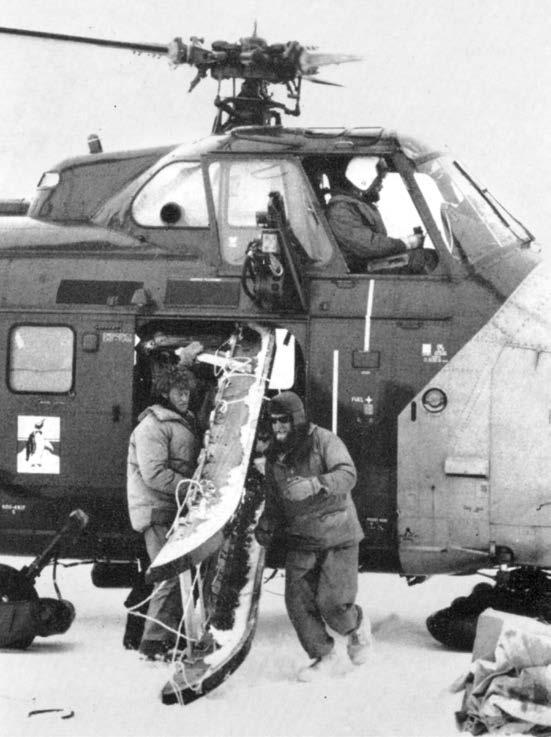 Tutkimusmatkat Miehet kuljetettiin vaaralliselta merijäältä helikoptereilla brittiläiselle jäänmurtajalle Endurancelle.