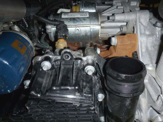 / Remove the cover above the engine. Remove the air hose from the intercooler and lay it to the right (). Remove the engine compartment undertray. Remove the air hose (2) from the pipe for the turbo.