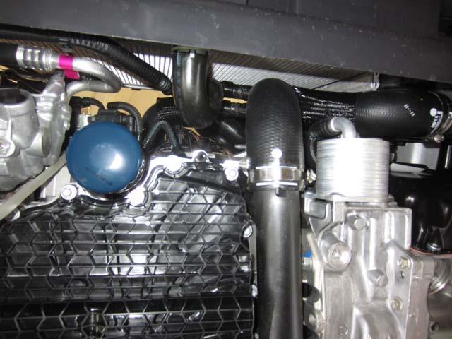 2 / Demonter deksel over motor. Demonter luftslangen fra intercooler og legg den mot høyre (). Demonter plate under motoren. Demonter luftslangen (2) fra røret til turbo.