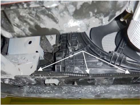 / 2 Demonter deksel over motor. Demonter luftslangen fra intercooler og legg den mot høyre. Bilde A. Demonter plate under motoren. Demonter bolten () for plastrøret (2).
