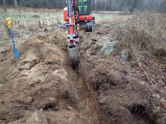 Maalaji noin 30 cm paksun multakerroksen alla oli noin 10 cm:n paksuinen hieta, minkä alla oli savi.