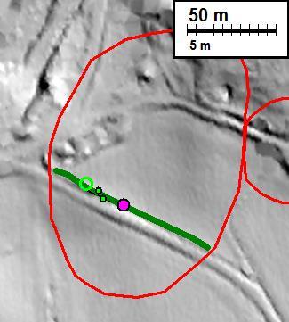 7 Sinivuori Maanmittauslaitoksen laserkeilausaineistosta laadittu maastomalli. Muinaisjäännösalueet on merkattu punaisella viivalla, valvonnan aikana kaivettu kaapelioja vihreällä viivalla.