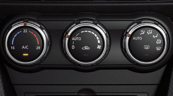 OHJAUSPYÖRÄN KYTKIMET Hands free -puheluita voi soittaa ja vastaanottaa Mazda CX-3:n ohjauspyörään integroidun Bluetooth -järjestelmän avulla.