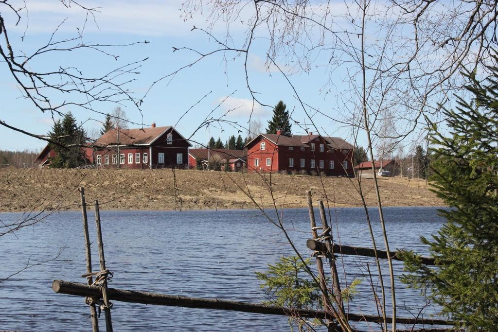 Lemettilän talo vanhan kirkon suunnalta keväällä, jolloin tulvavesi peittää usein kirkonkylän