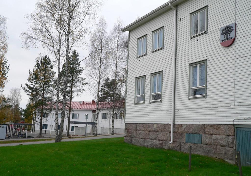 Etualalla Petäjäveden vanha Kuntala ja takana 2010-luvulla valmistunut