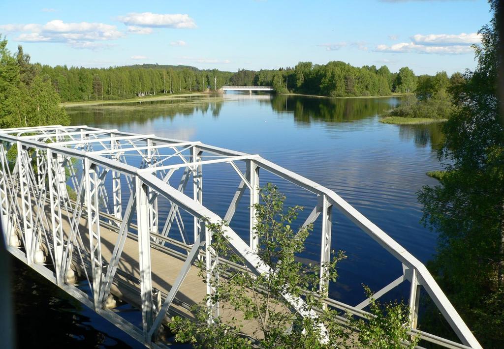 Kirkonkylän kohdalla järven nimi on Jämsänvesi. Sen ylittää kolme maantiesiltaa ja yksi rautatiesilta.