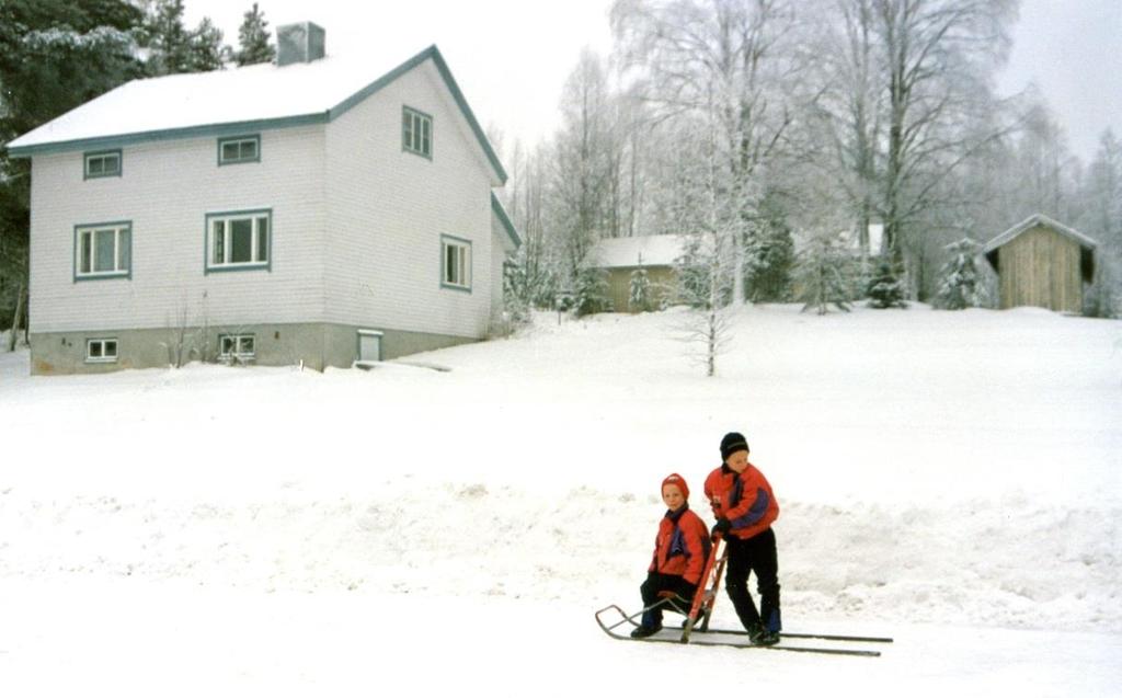 Asuimme talon vasemmanpuolesta päätyä. Tuolloin talo oli hirsipintainen.