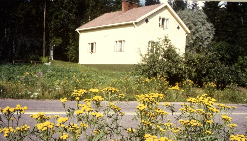 Uusi koti Koivurinne valmistui 1951 kirjonkylän laidalle.