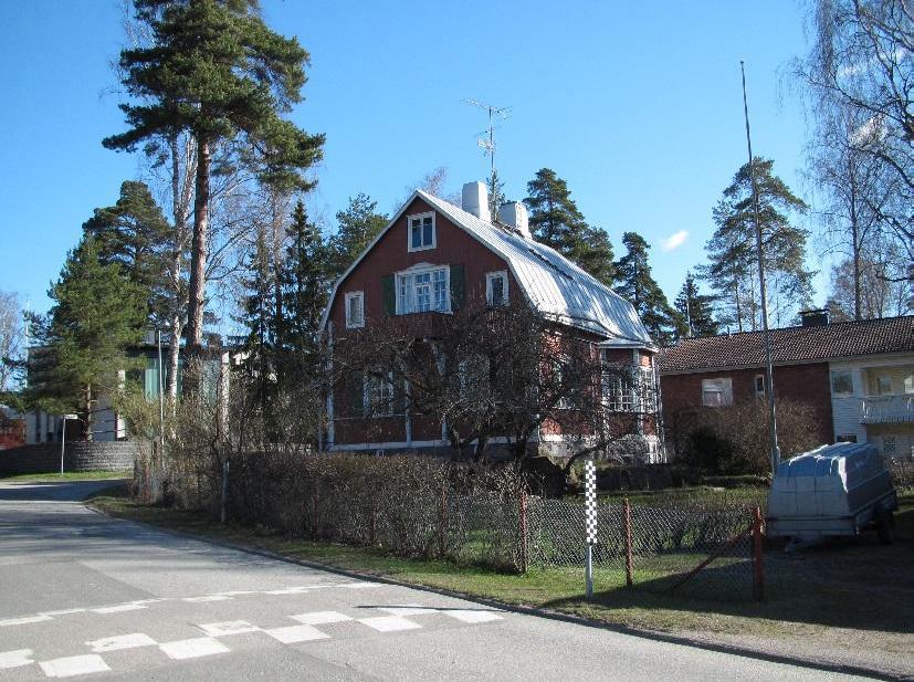 huvilassa on jyrkkä harjakatto ja julkisivuja jäsentävät yläosastaan pieniruutuiset ikkunat kaupunkikuvallisesti näkyvällä paikalla, mäen päällä sijaitseva, hyväkuntoinen