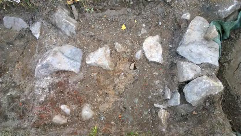 Puhtaan pohjamaan pinta on leikkauksessa 6,54 m mpy korkeudella eli noin 75 cm syvyydellä maan pinnasta.