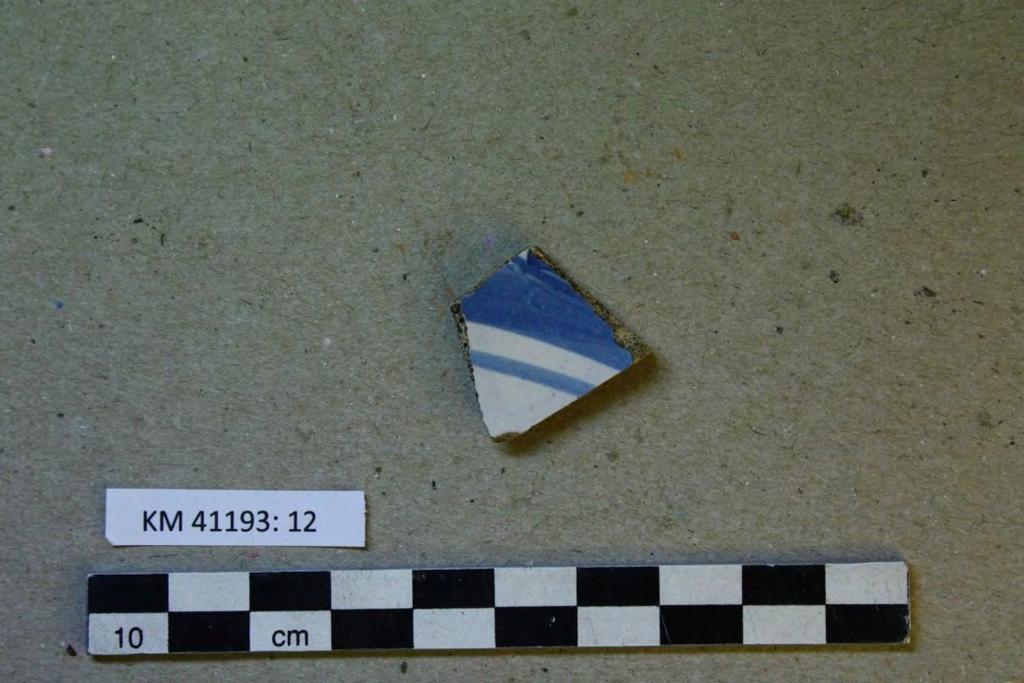 Listauksen jälkeen poistetuissa löydöissä on myös punasavikeramiikkaa, posliinia, liitupiipun kopan ja varren katkelmia sekä kaakelin paloja.