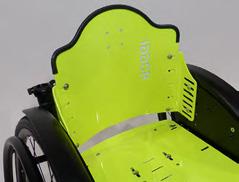 CLEO-pyörätuoli voi olla varustettu 6, 9 tai 12 :n pyöränkallistuksella (camber) Kuvassa näkyvät vastaavat kallistusadapterit (42).
