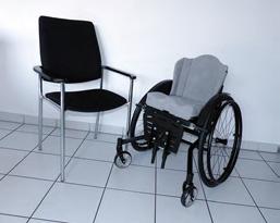 7.2 Pyörätuolin käyttäminen kuljetukseen liikuntarajoitteisille tarkoitetuissa ajoneuvoissa Huomio!