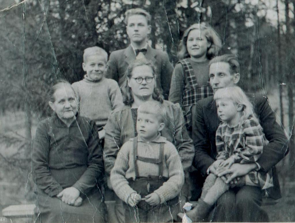 Miina Mäkimattila poikansa Aarnen perheen kanssa kuvattuna kesällä 1947.