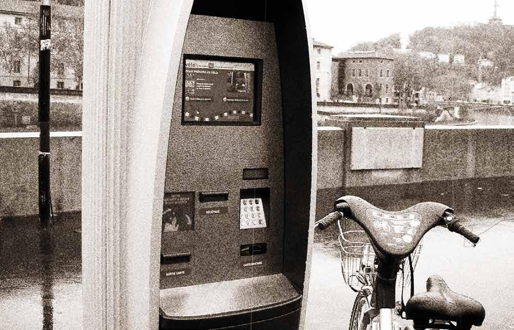 Ulkomaanmatkoilla kerätään isoja ja pieniä ideoita. Kuvassa polkupyöräautomaatti Lyonissa. Opintomatkalla Leipzigissa 2002.