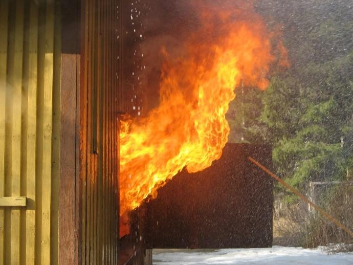 HUONEPALON SAMMUTTAMINEN ULKOAPÄIN, KUN HUONEISTOSTA PURKAANTUU PALOKAASUJA JA LIEKKEJÄ ULOS Käyttää jauhetta, vaahtosammutin on tehoton tässä tilanteessa Valitse aukko, jossa on alipaine