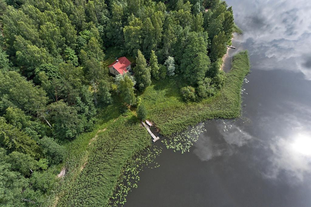 Vapaa-ajan kiinteistö 1,66 ha tontilla Kurkelanjärven länsirannalta.