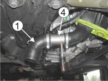 FIN Irrota muovisuoja moottorin päältä sekä vasemmanpuoleinen muovisuoja moottorin alta. Irrota jäähdyttimen alavesiletku () joka menee jäähdyttimeen päin muovisesta T-kappaleesta ().
