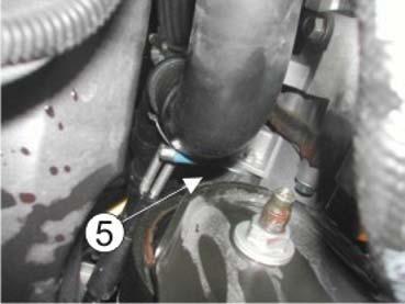 3 4 4/5 N Demonter dekselet over motoren. Demonter slangen mellom luftfiltret og motoren. Demonter nedre radiatorslange (). Kapp slangen () 30mm. fra nedre bøyen (). Kapp deretter bort 60mm (3). N! Påse at slangen kappes rett.