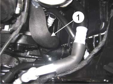 Påse at klipset sitter korrekt i radiatoren. N! enytt den vedlagte slangeklemmen på motoren. Strips varmerens kabel (6) til AC-røret.