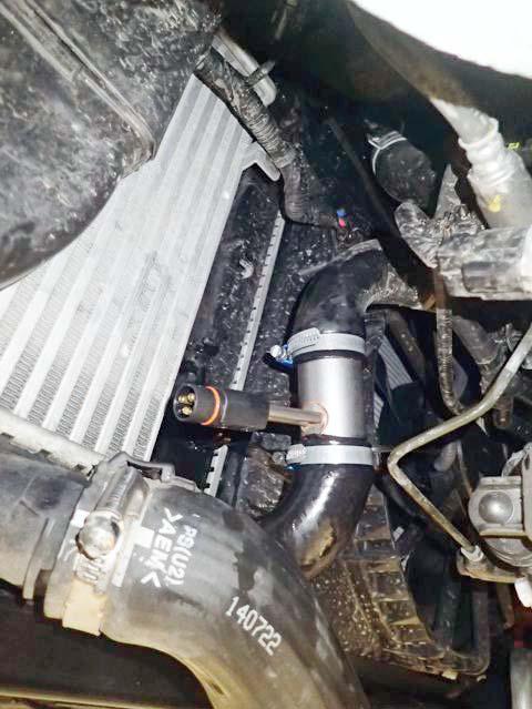 6 10/10 The heater is to be mounted from below in the lower radiator hose (1). Note! The pictures may differ due to various equipment levels. Optionally remove the protection around the hose.