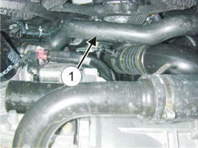 4/10 1 2 Demonter plastdekselet over motoren og venstre deksel under motoren. Demonter nedre radiatorslange (1) fra plast T-stykket (2) som sitter mellom motoren og kjøleviften.