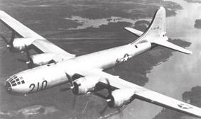 TEEMANA ILMATORJUNTA 90 VUOTTA Amerikkalaisten raskas pommikone B-29 aloitti vuonna 1945 atomipommittajien aikakauden. 29:n. Sillä onnistui atomipommienkin pudottaminen.
