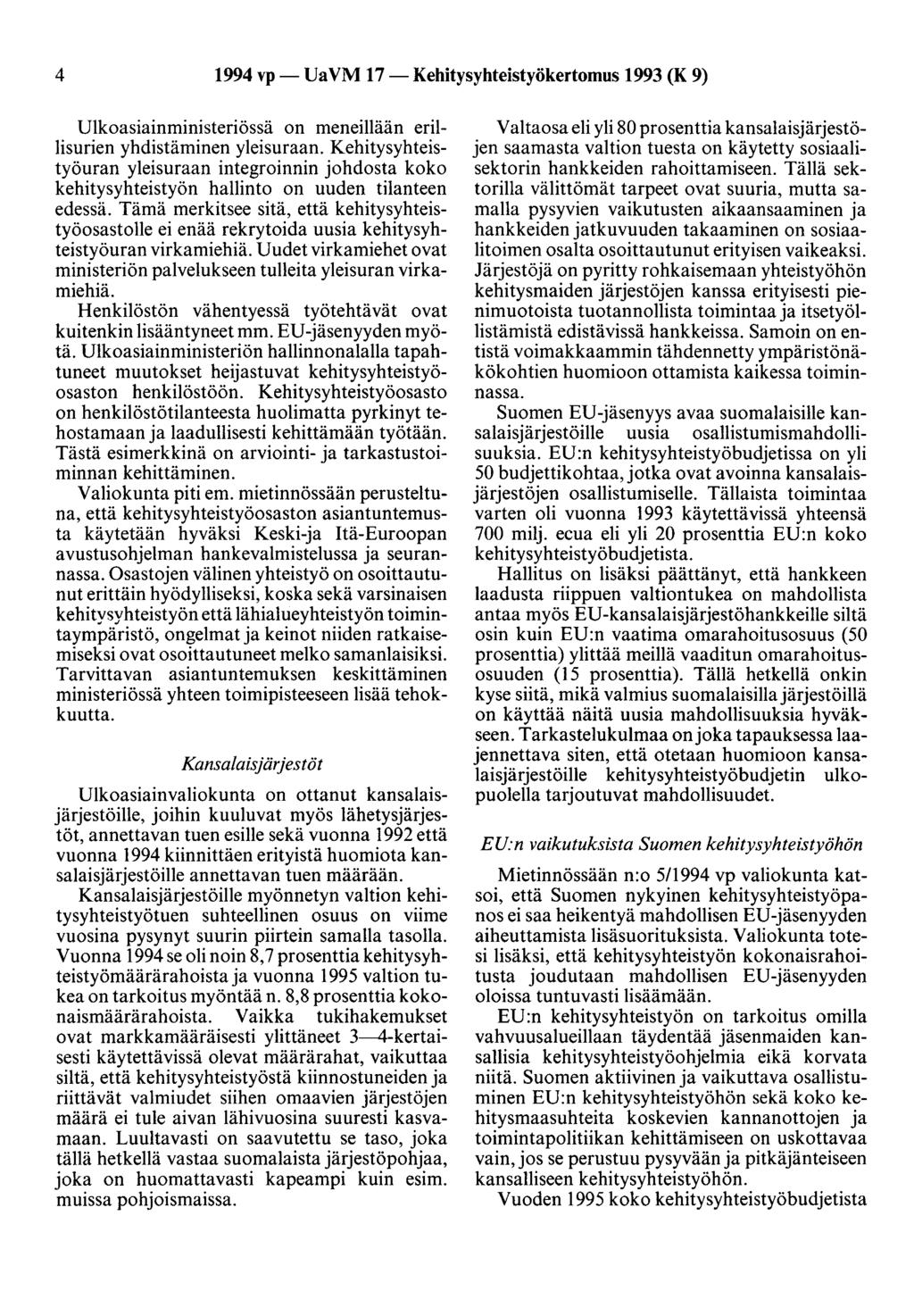 4 1994 vp- UaVM 17-Kehitysyhteistyökertomus 1993 (K 9) Ulkoasiainministeriössä on meneillään erillisurien yhdistäminen yleisuraan.