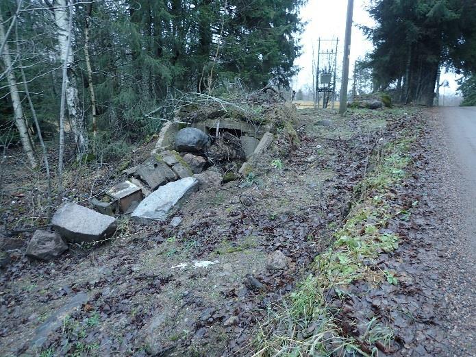 Kartoissa ja ilmakuvissa ei erotu paikalla rakennusta joskin se on tontin kulmassa jossa