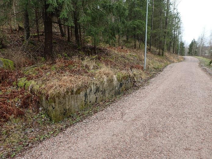 Eteläkulmassa ahdas aukko josta pääsee sisälle.