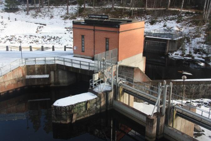 1 6. VESISTÖKUORMITUS Kuormittajista Kyröskosken Voiman voimalaitos ja Kyrön kartonkitehdas sijaitsevat joen yläosalla (Kuva 6.1).