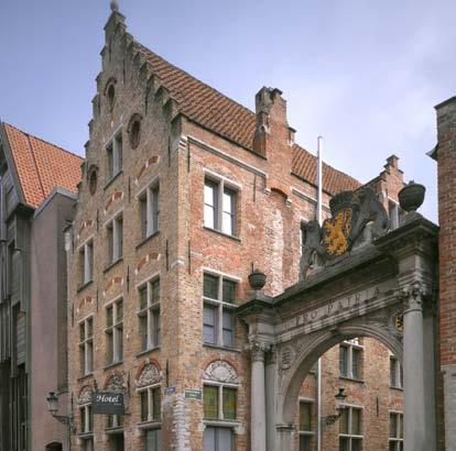 com/en/hotel/martins-brugge Huoneet: Lämpimin värein, perinteitä ja nykypäivää yhdistäen sisustetuissa mukavissa huoneissa on suihku/ kylpy, wc, puhelin, tv, talletus, minibaari, hiustenkuivaaja,