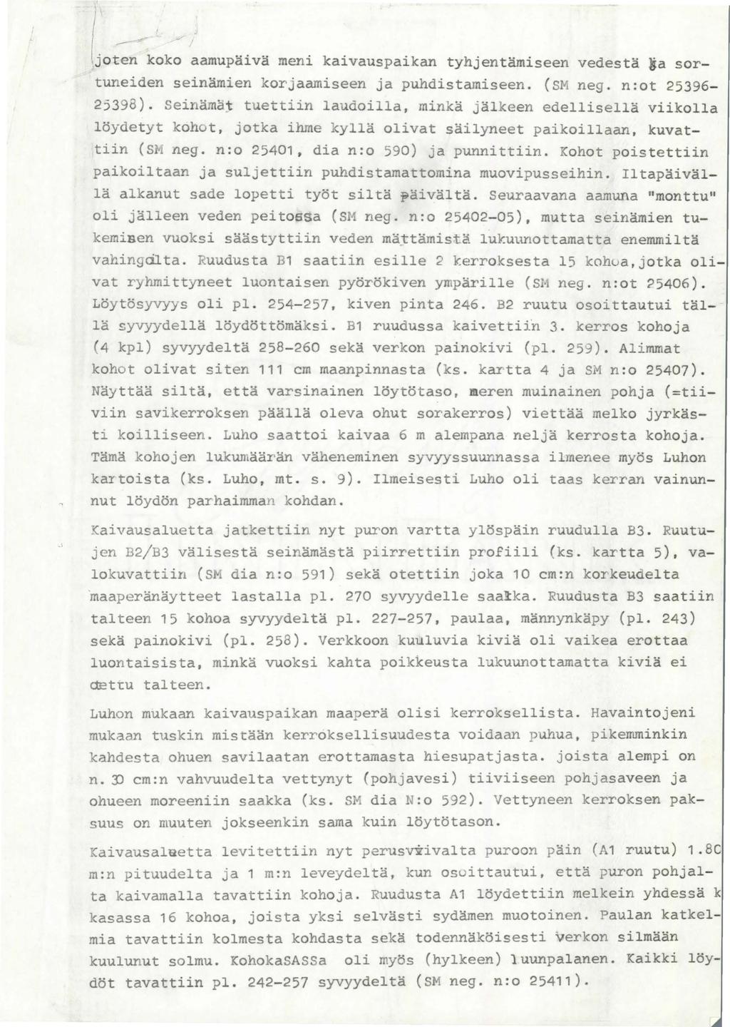 .,.1,. 1, (,jo;:,...,-:0' 1 aamupäivä meni kaivauspaikan tyhjentämiseen vedestä aa sortuneiden seinämien korjaamiseen ja puhdistamiseen. (SM neg. n:ot 25396-25398).
