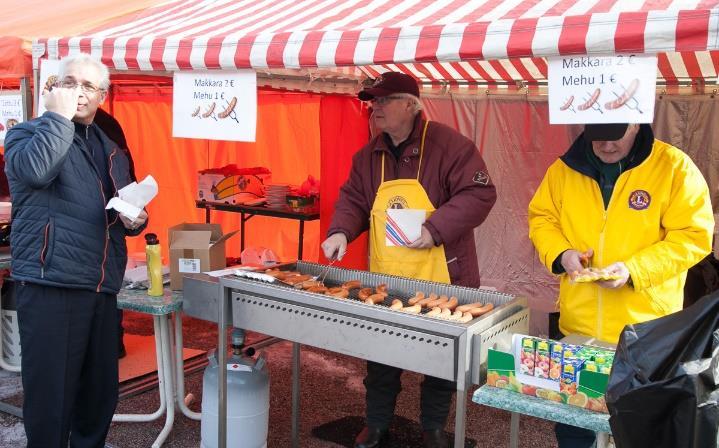ja Carita tarjoilevat lohikeittoa