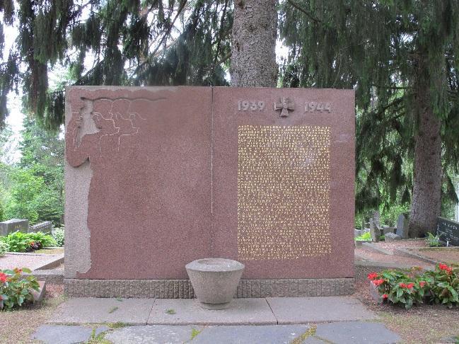 Sankarimuistomerkki 1947 Sankarihauta-alueen ja sankarimuistomerkin suunnitteli arkkitehti Mikael Nordenswan, joka suunnitteli myöhemmin (1965) myös hautausmaan uuden kappelin.