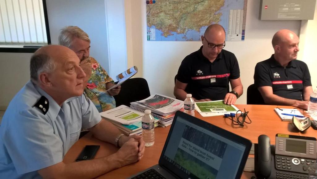 Eric Martin, Frédéric-Georges Roux, Patrick Brasseur ja Jean Luc Tomasi tutustuvat ranskankieliseen Metsäkeskusaineistoon. Minguet esitteli Lieksan metsäpalokarttojen pilotin.