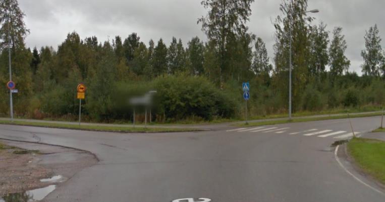 Kuva 5 Korttiontien ja Pajakadun liittymä Arolammintieltä katsottuna. Nuoli osoittaa pääajosuunnan. (Muokattu lähteestä: Google Maps, 2011).