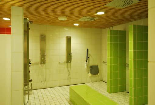 Talosaunojen ja yleisten saunojen issa käytetään penkkejä, jotka voivat olla irrallisia tai rakenteiltaan kiinteitä keraamisilla laatoilla päällystettyjä penkkejä.