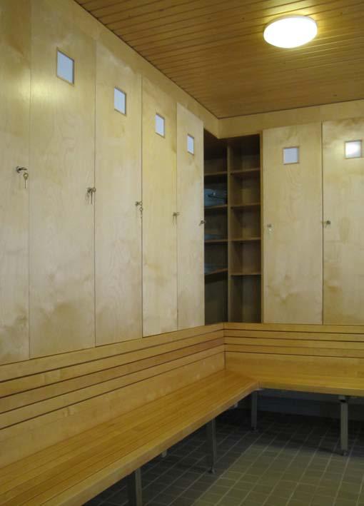 Penkille varataan tilaa 600 mm saunojaa kohti. Yleisissä saunoissa vaatteet säilytetään pukukaapeissa, joille varataan tilaa 400.