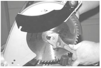 - Clean the flange carefully before installing the new blade. - Install the blade and reassemble in reverse order. - ATTENTION: Check the rotation direction of the blade.