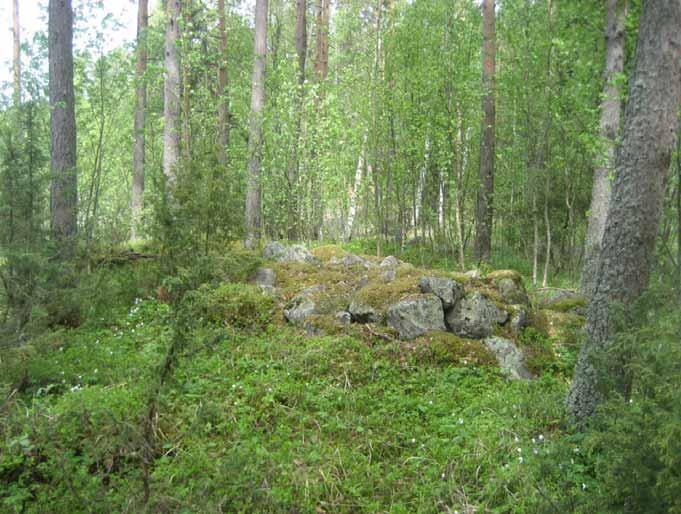 Röykkiö 4 on 7 (NW SE) x 3,5 x 0,4 m kokoinen rakenne kuntopolun ja vanhan pellon välissä. Kivet ovat sammaloituneet, 30 50 cm kokoisia. Keskellä on pystyasennossa muita isompi kivi.