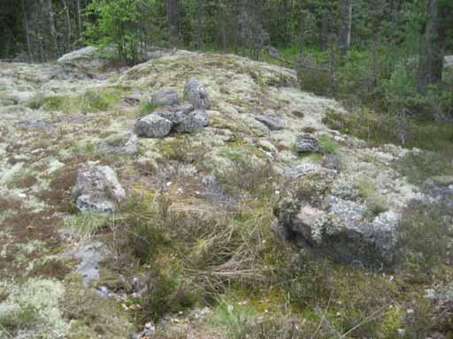 Rajamerkki 5 Pienen kallion laella on 1,2 (W E) x 0,5 m kokoinen kivikko, joka on tehty pyöreistä 25 50 cm kokoisista