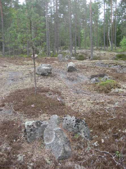 Rajamerkki 7 Rajamerkkejä linjassa. Muutaman metrin välein olevia muutamasta kivestä tehtyjä ehjempiä ja hajanaisempia kivikekoja. Koko noin 60 80 cm. Jonon pituus 40 50 m ja suunta N S.