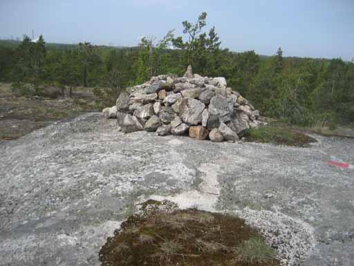 Röykkiö 3 Aivan uusi kivikasa kolmiomittauspisteen vieressä kalliotöppärällä.